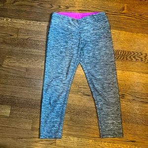 Black and white space dye workout cropped capri pants